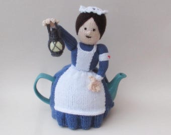 TeaCosyFolk のフローレンス ナイチンゲール ティー コージー編み物パターンで、授乳中のお母さんのためのナース ティーポット ウォーマーを自分で編みましょう。