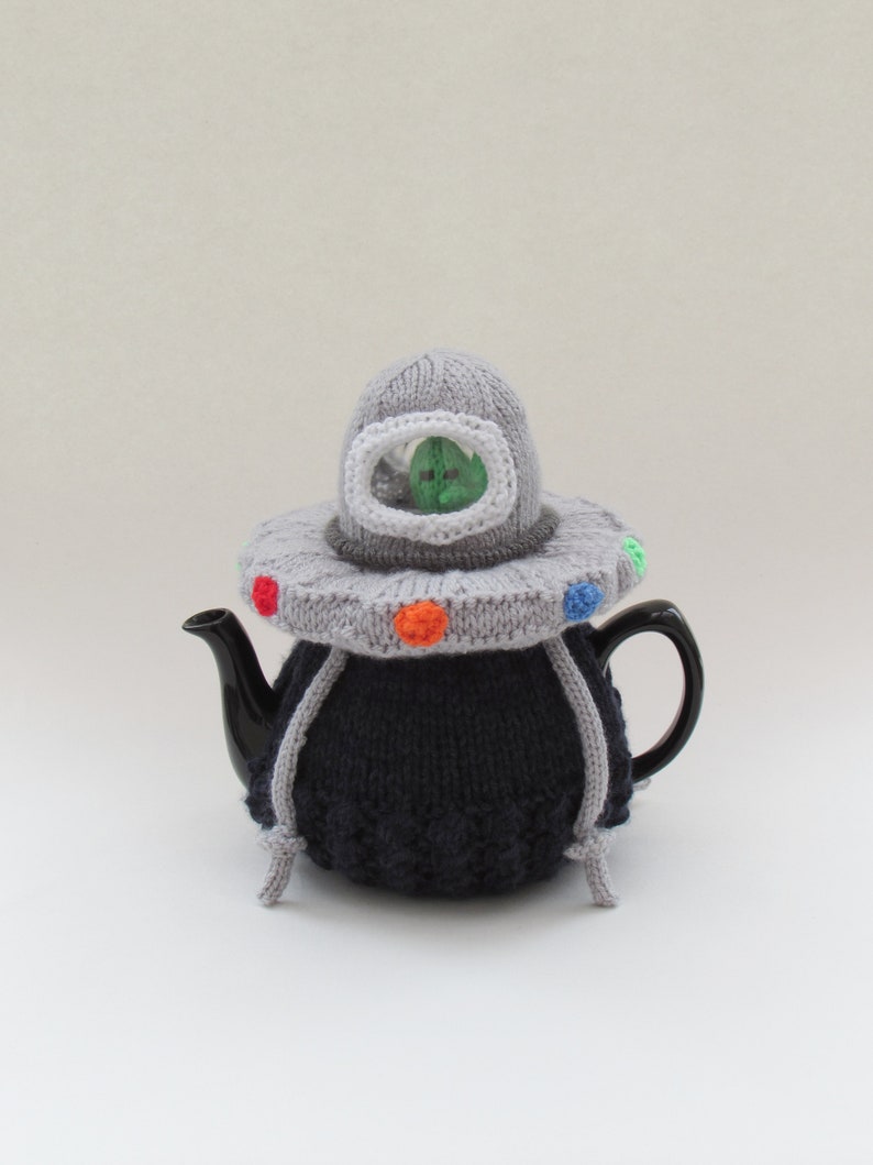 Alien Spaceship Tea Cosy Knitting Pattern image 1