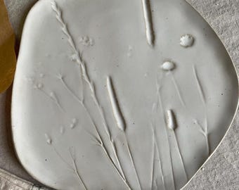 Steinzeug Teller Natur Durchmesser ca. 22 cm – Weiß glasiert – Handgefertigter – Spülmaschinenfest – Minimalistische Keramik Deko