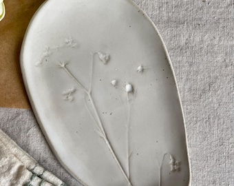 Kleine Schale aus Keramik- Seifenschale – Schmuckschale - handgemacht - weiß glasiert - natürlich schön