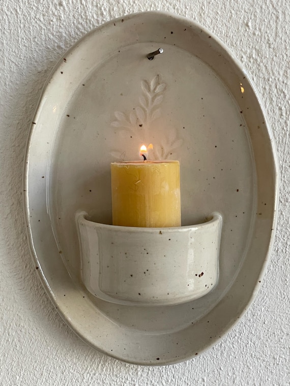 Handgemachte Wanddekoration aus Steinzeug mit Rand – weiße Glasur & Stempeldruck – handgemachter Wandhalter 19 x 14 cm Unikat