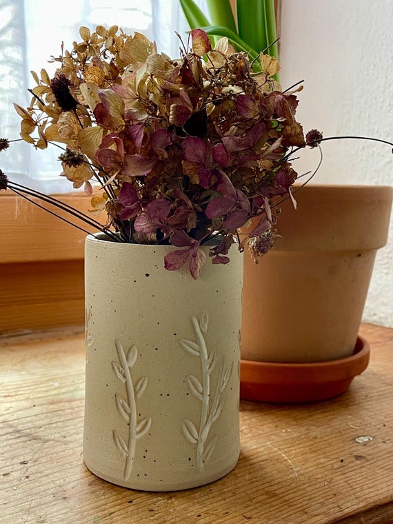 Handgemachte Keramikvase – florale Muster, Steinzeug, naturbelassen & weiß glasiert innen – Unikat