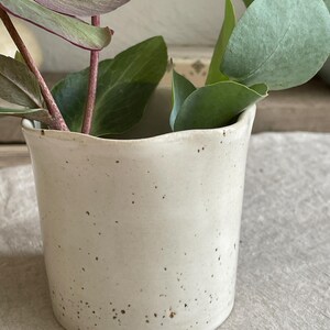 Handgemachte Keramikvase / Übertopf – Steinzeug, naturbelassen & weiß glasiert innen – Unikat image 2