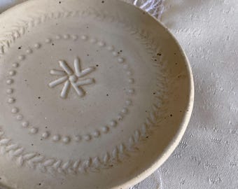 Kleiner Steinzeug Teller 12 cm – Weiß glasiert – Handgefertigter – Spülmaschinenfest – Minimalistische Keramik Deko