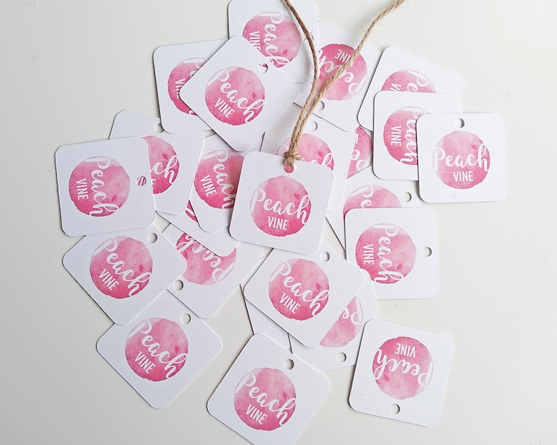Puede incluir: Un mont&oacute;n de etiquetas de regalo cuadradas blancas con c&iacute;rculos de acuarela rosa y el texto "Peach Vine" en escritura blanca.