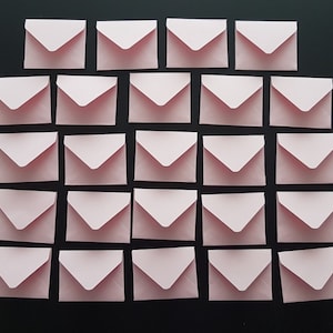 Lot de 24 enveloppes miniatures, couleur rose clair 4,5 x 3,5 cm, 70 g/m², mini-enveloppes mignonnes et mignonnes de couleurs amusantes, scrapbooking, articles de fête.