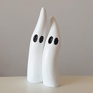 粘土のゴーストフィギュア：ミニマリストで気まぐれなデスクデコレーション - 2個セット