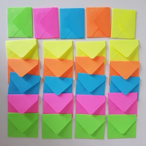 Puede incluir: Una colección de pequeños sobres coloridos en varios tonos neón, incluyendo verde, rosa, azul, naranja y amarillo. Los sobres están dispuestos en un patrón de cuadrícula, mostrando sus vibrantes colores y tamaño uniforme. Ideal para manualidades o papelería.
