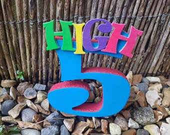 HIGH 5 木製文字看板：カラフルな自立型装飾