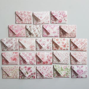 ピンクのマルチパターンのミニチュア封筒セット 22 枚 - 5.3 x 4.5 cm 封筒 100gsm、マルチカラー、小さくてかわいい楽しい封筒、スクラップブッキング