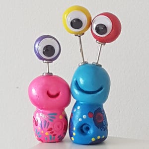 Smiling Clay Monster Figurines: Whimsical Desk Buddies - Big Eyes Duo