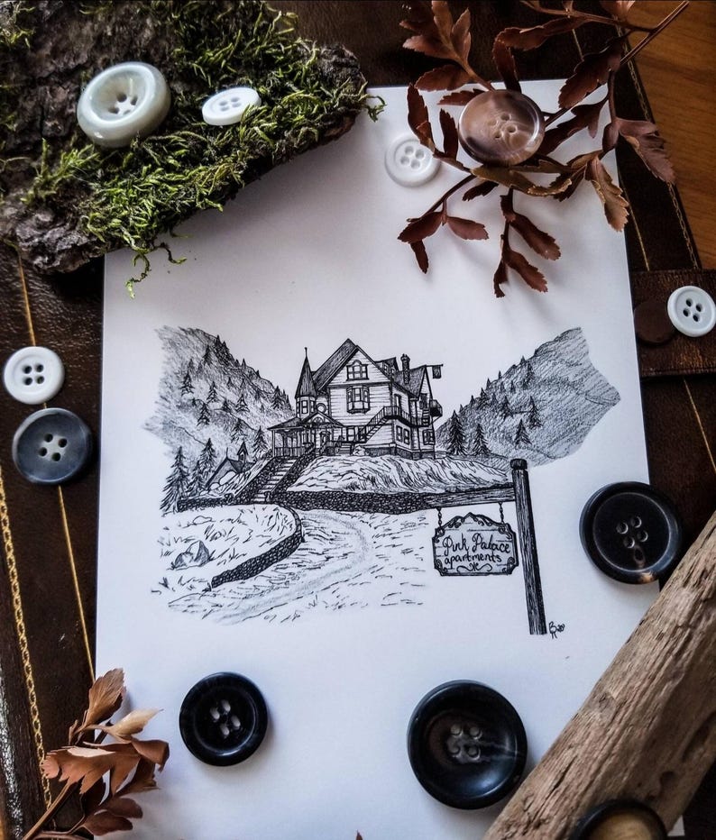 Coraline House-affischtryck | Spöklik heminredning | Gotisk herrgårdskonst | Handritad digital nedladdning Rosa palatsväggkonst | Spöklikt utskrivbart bild 1