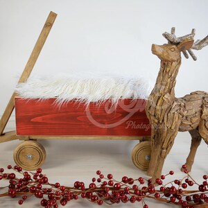 Kerst digitale achtergrond downloaden. Houten Rode Kar en Rendieren met Witte Houten Vloer van het Hout. Prop Scene Newborn Baby & Toddler Fotografie