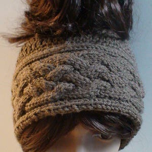 Cable Messy bun hat Pattern image 1