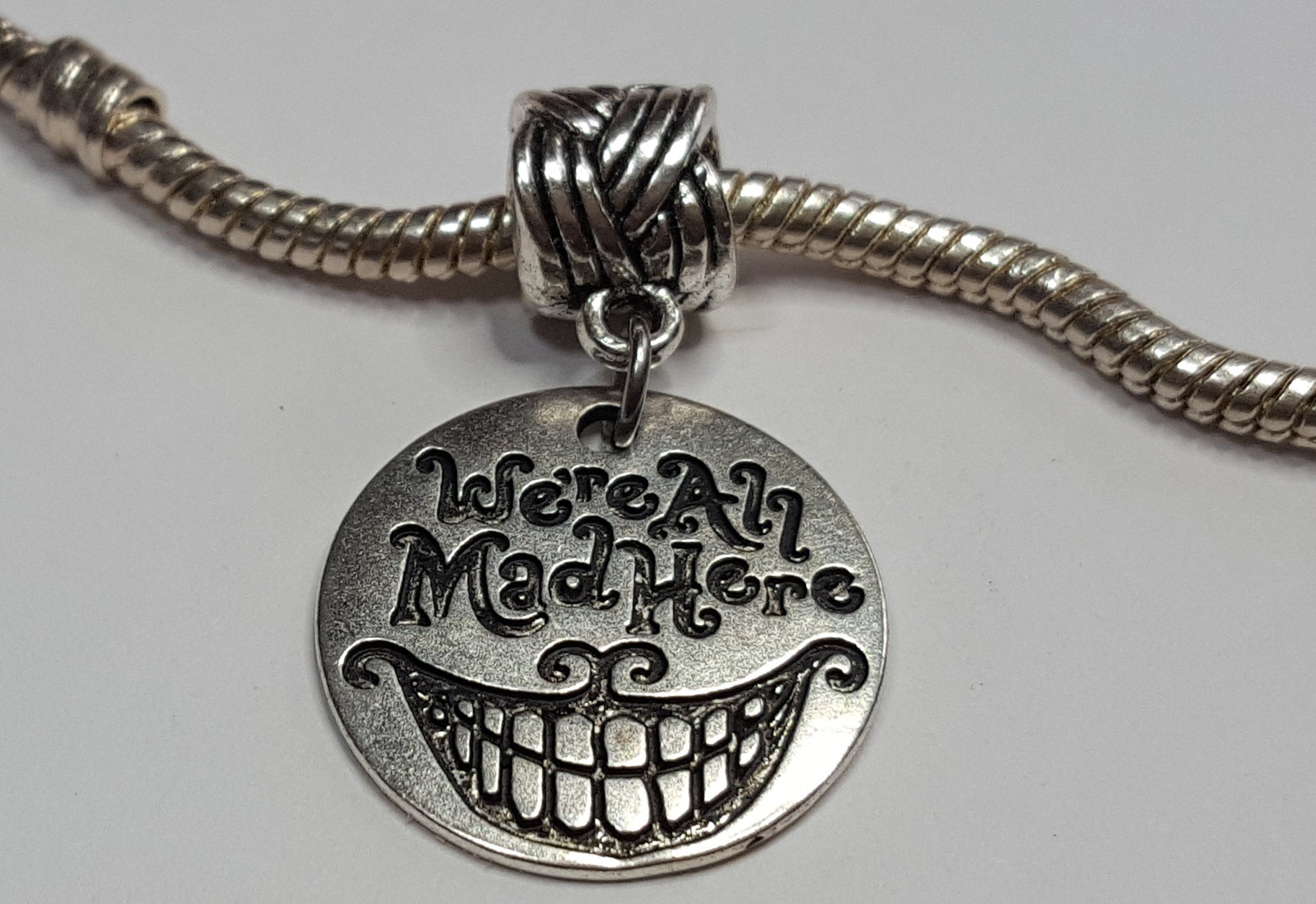 2021-wdw-uptown-jewelers-alice-in-wonderland-pandora-charms-cheshire-cat- mad-hatter-hat 