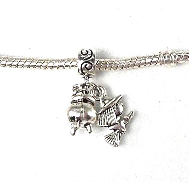 Breloques sorcière sur balai, chaudron de sorcière, sorcière volante, sorcière, breloque / pendentif, breloque européenne, convient à tous les bracelets de créateurs et à breloques européennes