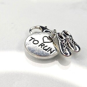 Love to Run Charm, Laufschuhe baumeln, Marathon-Läufer Geschenk, Karabinerverschluss, Clip auf