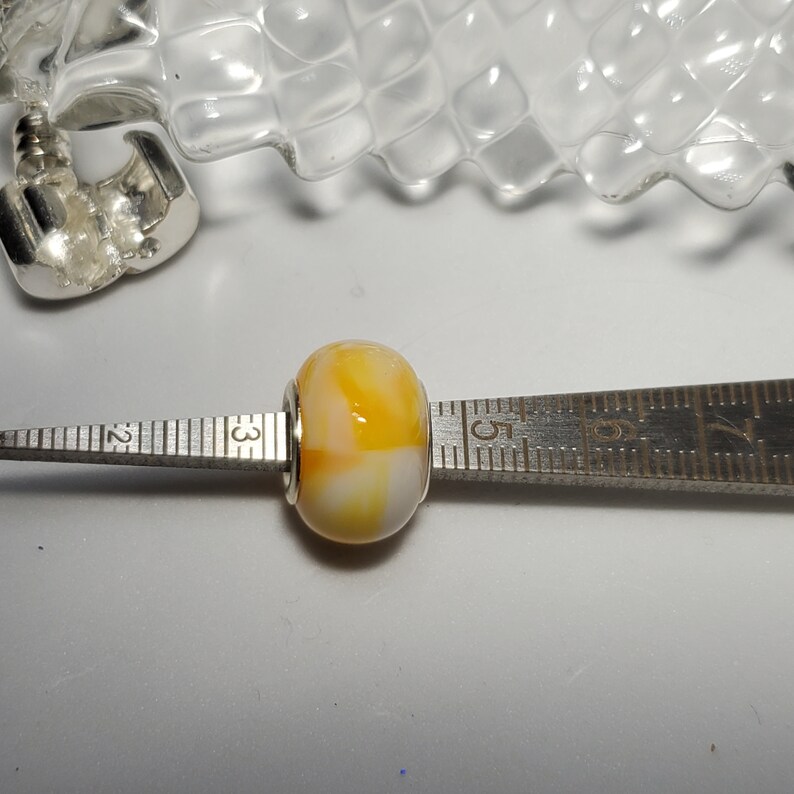 Perle en pâte fimo blanche et jaune, motif tourbillon jaune, perle en argile, perle européenne Convient à tous les bracelets de créateurs et à breloques européens image 6