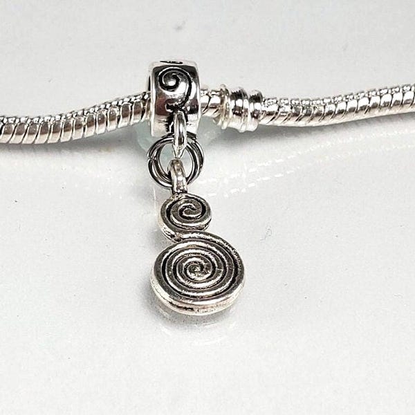 Colgante con diseño de espirales dobles, ideal para pulseras o colgantes de estilo europeo.