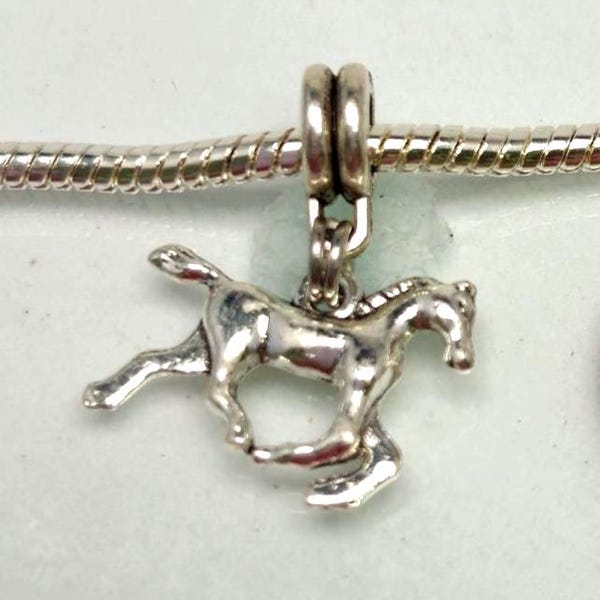 Colgante con dije de caballo al galope, ideal para pulseras o colgantes de estilo europeo.