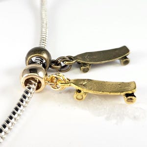 Breloque skateboard, breloque pendentif, breloque skateboard 3D, pendentif skateboard, breloque skateboard - Convient à tous les bracelets de créateurs et européens