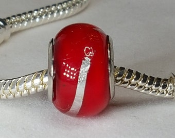 Perle de verre rouge, motif à rayures argentées, perle de verre européenne, perle de verre de Murano rouge, noyau en argent 925 - convient aux bracelets à breloques européens et de créateurs