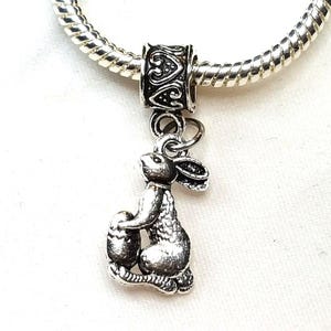 Osterhase Charm, Osterhase mit Ei Anhänger, Kaninchen Charm, Osterschmuck, Charm, passend für alle Designer Bettel Armbänder