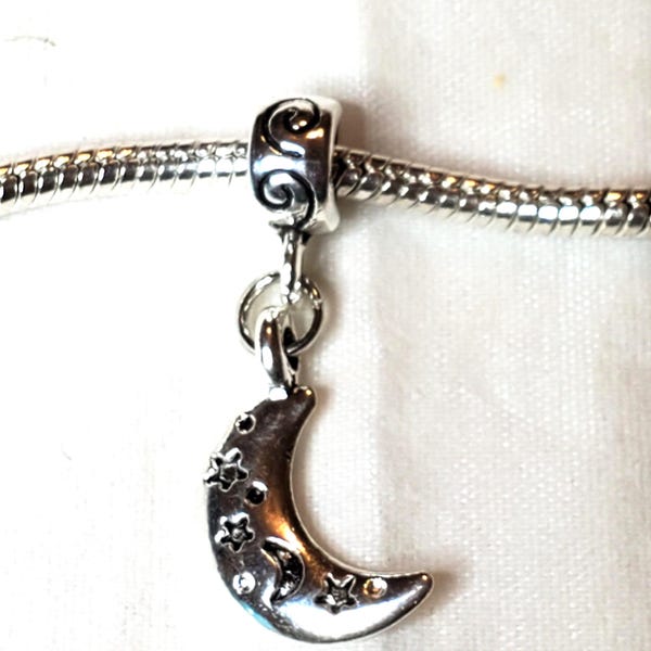 Colgante con diseño de luna y estrella en 3D, compatible con pulseras o colgantes europeos.