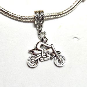 Dije de motociclista de cross, dije de motociclista, dije de motocicleta, dije de motocross, dije 3D. Compatible con todas las pulseras de dijes de diseñador y europeas.