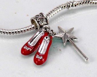 Charm de las zapatillas rojas rubí del Mago de Oz, la varita de Glenda. Se adapta a pulseras o colgantes europeos.