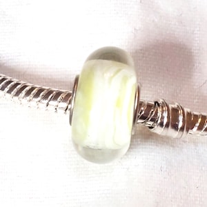 Weiße Glasperle, grünes Design, Muranoglasperle, European Bead, Lampwork Bead, Single Core Passend für alle Designer Armbänder und Bettelarmbänder