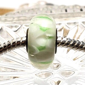Weiße Glasperle mit grünem Design, Muranoglasperle, europäische Glasperle, einkernige Lampwork Perle, paßt für Designer Armbänder