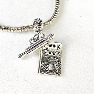 Dije de libro de cocina, dije de rodillo, libro de cocina del chef, recetas secretas, dije de cocina, dije de repostería, compatible con pulseras de dijes de diseñador y europeas.