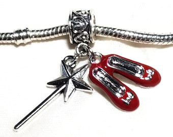 Charm chaussons rouge rubis, magicien d'Oz, baguette magique de Glenda, chaussures rouges, breloque pendante, convient à tous les bracelets de créateurs et européens