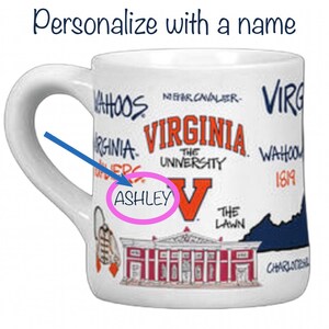 Op de afbeelding: Witte keramische mok met de naam "ASHLEY" in een roze cirkel. De mok heeft de tekst "VIRGINIA THE UNIVERSITY" en een afbeelding van een gebouw. De mok heeft ook de tekst "VAHOOS" en "1819".