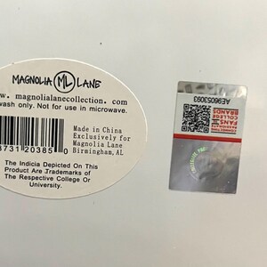Pu&ograve; includere: Immagine con due adesivi. Uno &egrave; un adesivo ovale con il testo "MAGNOLIA LANE" e informazioni sul prodotto. L'altro &egrave; un adesivo rettangolare con un codice QR e il testo "COLLEGE FANS BRANDS".