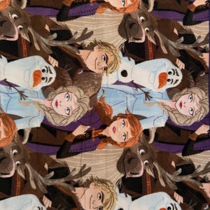 以下が含まれることがあります： アニメ映画「アナと雪の女王」のキャラクターが繰り返し描かれた生地。 エルサ、アナ、クリストフ、オラフ、スヴェンが、薄茶色と青色の背景に描かれています。 キャラクターは様々なポーズをとっています。