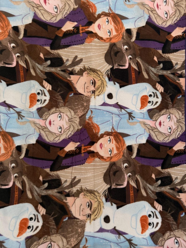 以下が含まれることがあります： アニメ映画「アナと雪の女王」のキャラクターが繰り返し描かれた生地。 エルサ、アナ、クリストフ、オラフ、スヴェンが、薄茶色と青色の背景に描かれています。 キャラクターは様々なポーズをとっています。