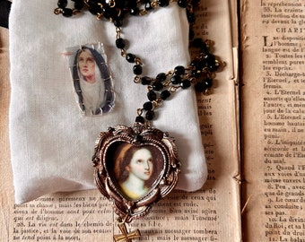 collier Vierge Marie assemblé vintage - diana d darden - chaîne de perles de chapelet vintage - collier superposé - pendentif de la Sainte Mère dans un coeur