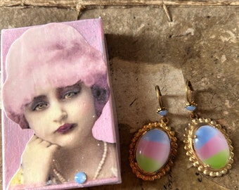 belles boucles d'oreilles assemblées vintage - diana d darden - boucles d'oreilles pendantes - boucles d'oreilles à levier - boucles d'oreilles pastel - coffret cadeau collage - cadeau pour