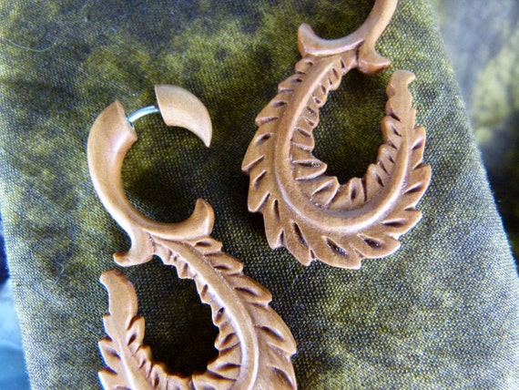 Fake cheap feather earrings