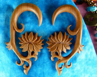 6mm 2 gauge Wood Lotus Flower Earrings -  Wooden lotus 2 gauged Earrings - Stretch your ears - Light Brown Wood Earrings *A027