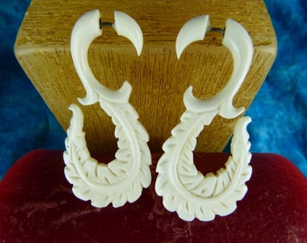 Fake Gauge White Curved Feather Earrings -  Looks like gauged ears - Fake gauged bone earrings - Handcrafted curved feather earring C039