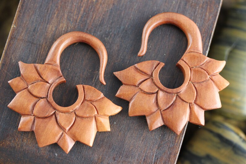 Wood Stretch Plugs for 5mm ears 4 gauge ear carved wood Etsy