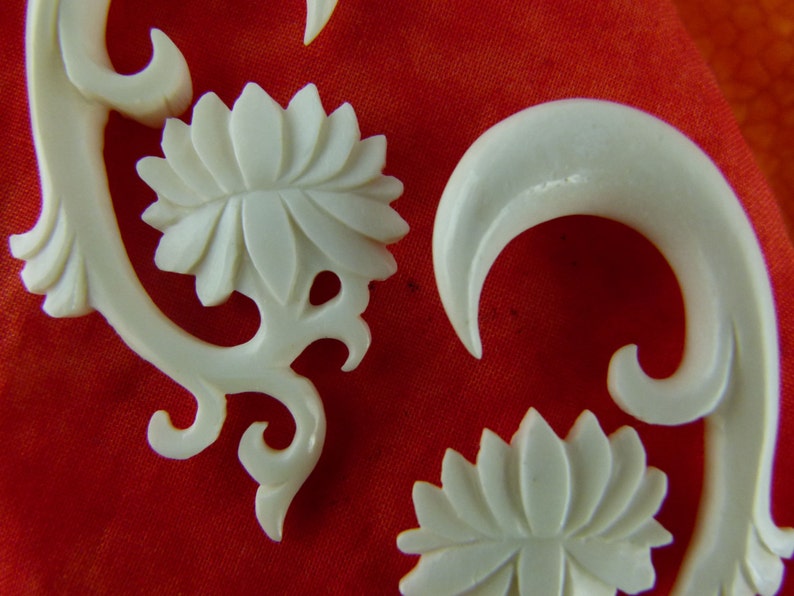 Bone 10mm 00 gauged White Lotus Plugs White Gauge Earrings *C031 10 mm Bone Earrings White Lotus Stretch Earrings 10mm 00 gauge