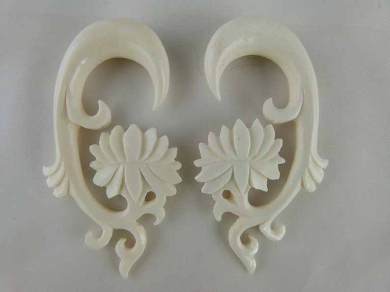 Bone 10mm 00 gauged White Lotus Plugs White Gauge Earrings *C031 10 mm Bone Earrings White Lotus Stretch Earrings 10mm 00 gauge