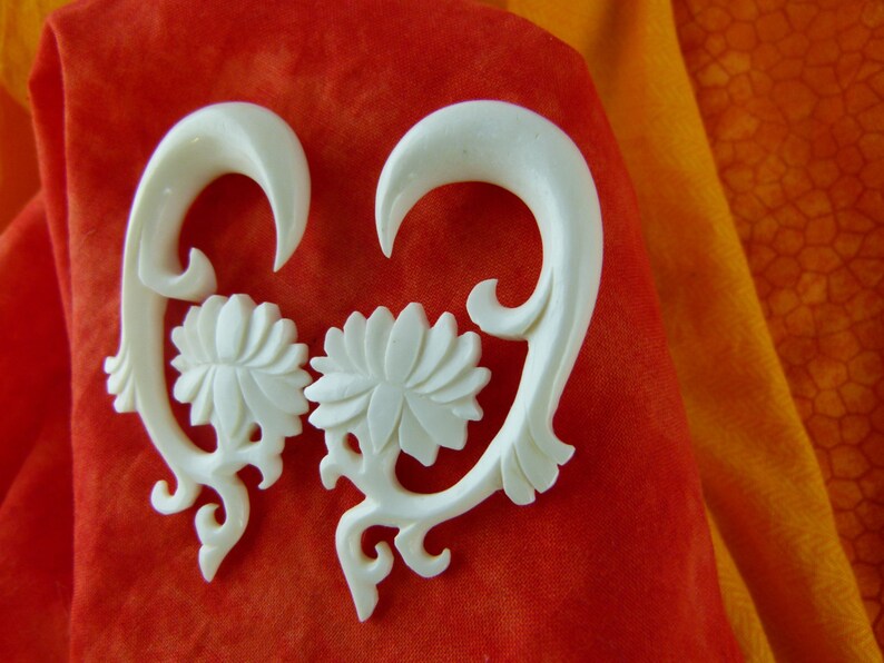 Bone 10mm 00 gauged White Lotus Plugs White Gauge Earrings *C031 10 mm Bone Earrings White Lotus Stretch Earrings 10mm 00 gauge