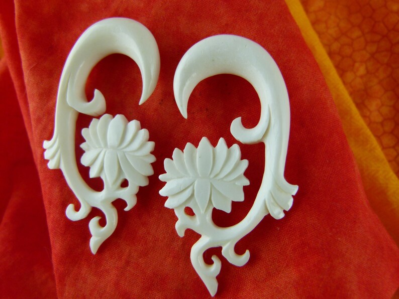 Bone 10mm 00 gauged White Lotus Plugs White Gauge Earrings *C031 10 mm Bone Earrings White Lotus Stretch Earrings 10mm 00 gauge