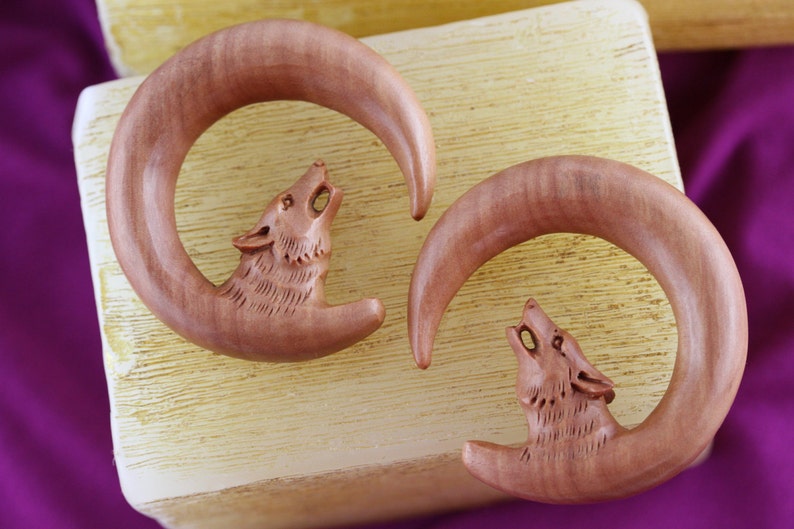 Wolf Stretch Plug Earring 13 mm Hand Carved 1/2 Stretching Gauge 1/2 Plug Earrings 13mm Hand Carved Wolf Plug Hangers A057 image 1