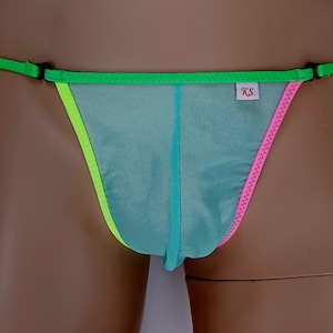 Può includere: Intimo in rete verde, rosa e turchese con una piccola etichetta rossa che dice "KS".